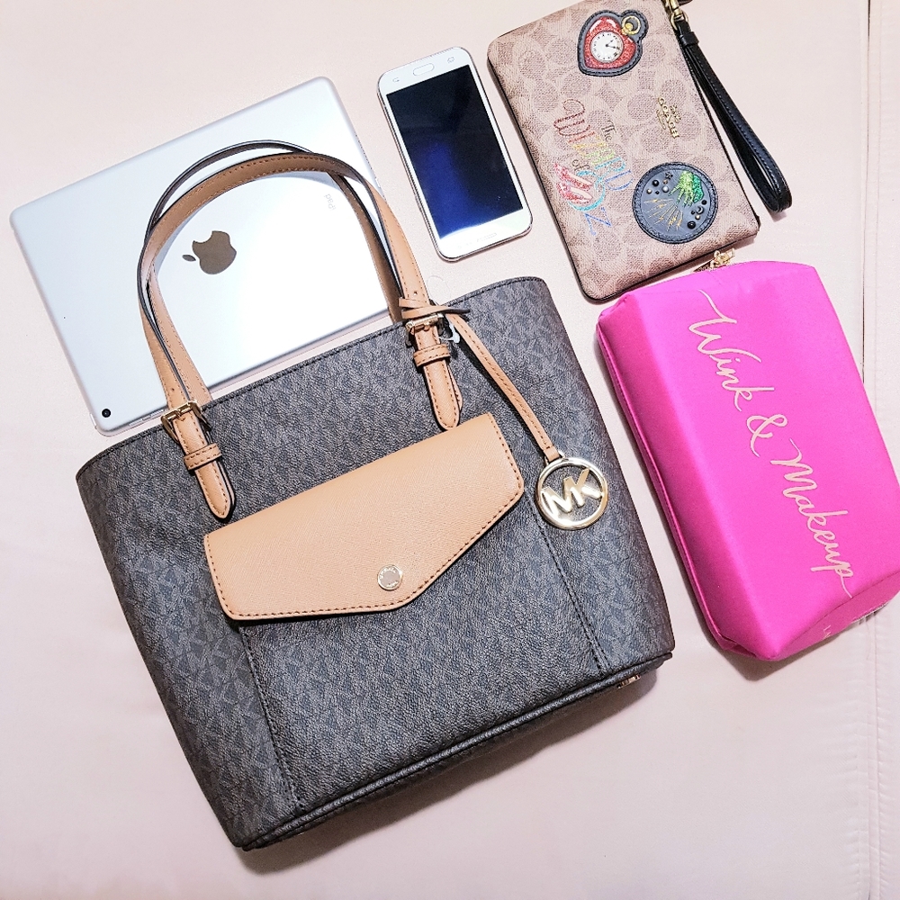 MICHAEL KORS Jet Set Med Pocket Multifunction Tote